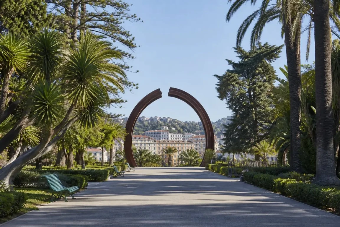 Nice jardin albert 1er avec l’Arc monumental de Bernar Venet et les allées arborées