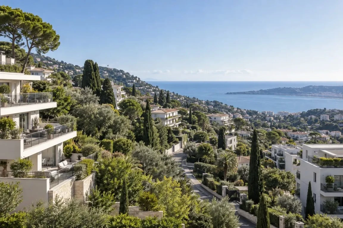 Vue résidentielle verdoyante de la Corniche Fleurie à Nice avec terrasses et aperçu de la mer