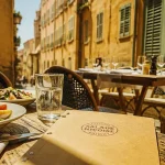 Restaurant vieux nice avec terrasse : salade niçoise en extérieur